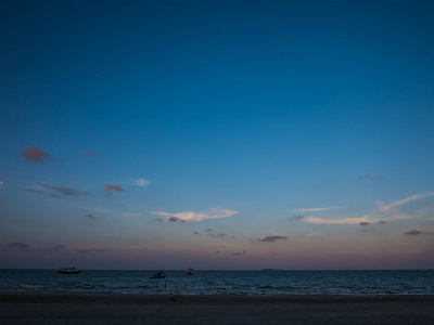 日落的天空和大海