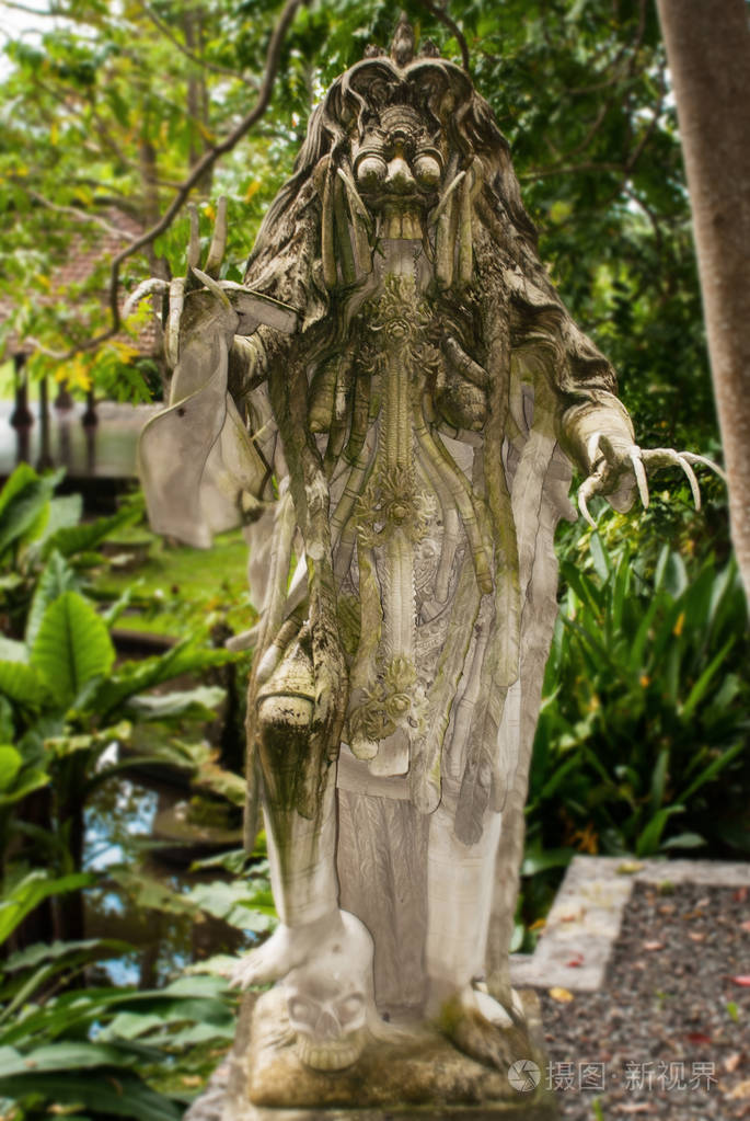 在泉水纵身印度尼西亚巴厘岛公园,卡朗加沙,雕塑