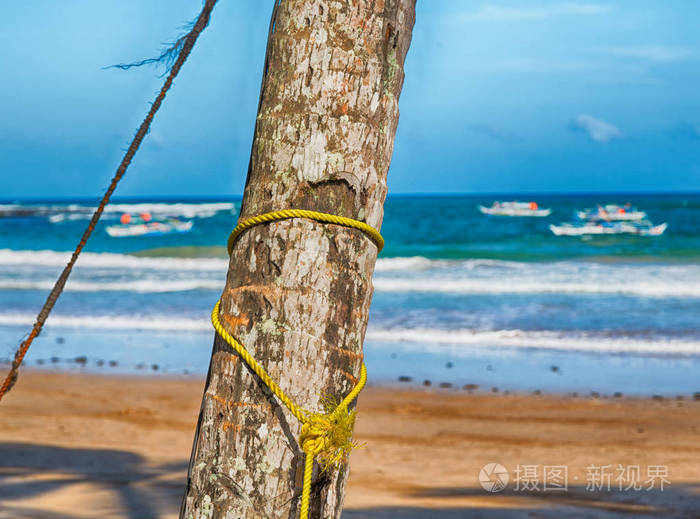 一根绳子从海洋近岸吊床