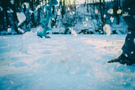 钓鱼，很多雪的冬天