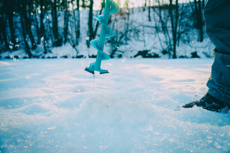 钓鱼，很多雪的冬天