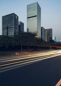 在夜间的城市公路