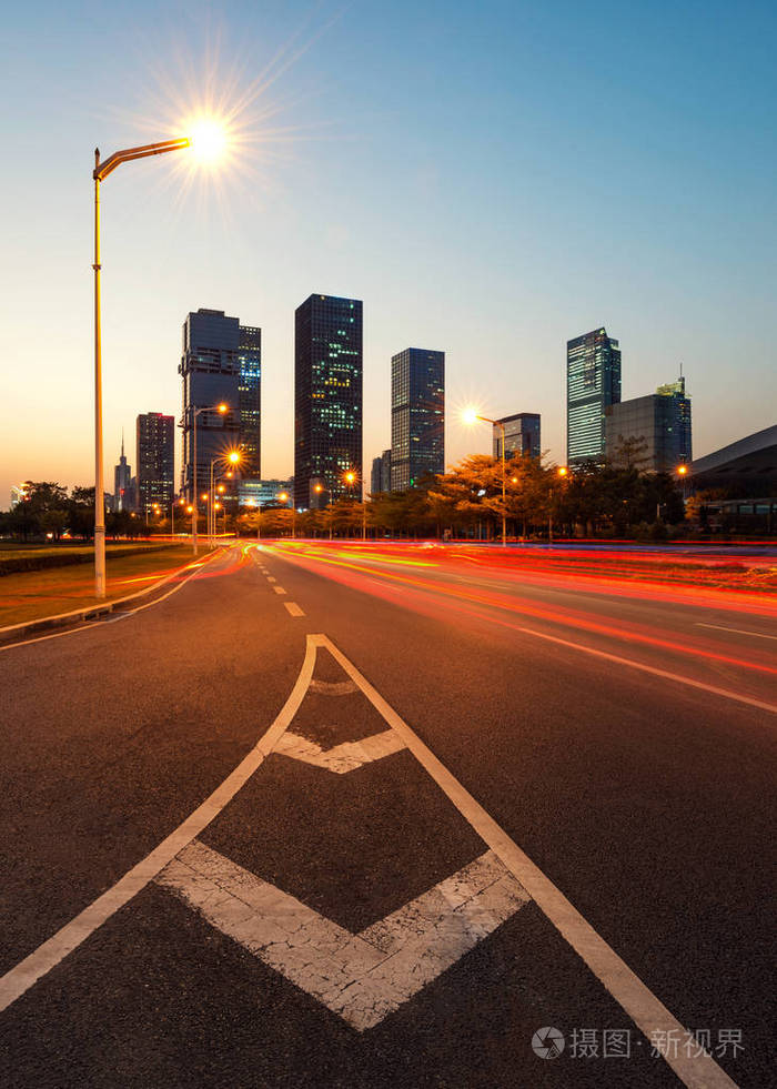 在夜间的城市公路照片-正版商用图片0yc9a3-摄图新视界