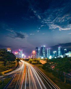 在夜间的城市公路