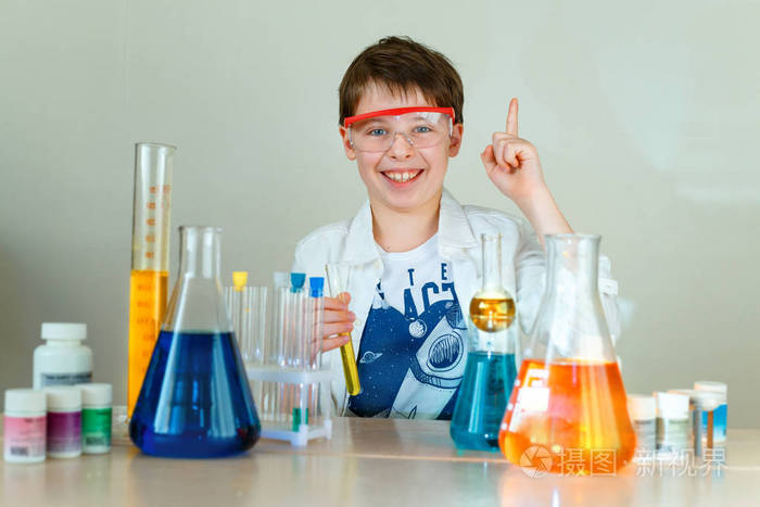 可爱的男孩在实验室里做科学实验照片-正版商用图片0yc9ki-摄图新视界