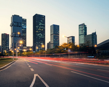 在夜间的城市公路