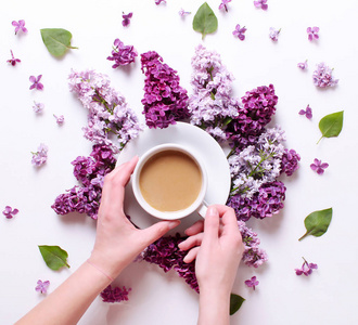 美丽的淡紫色和手里拿着一杯咖啡在白色背景上
