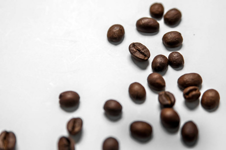 不同种的咖啡豆混合在一起。咖啡背景