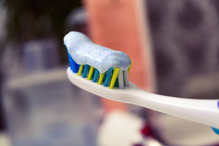 牙刷和牙膏对模糊背景