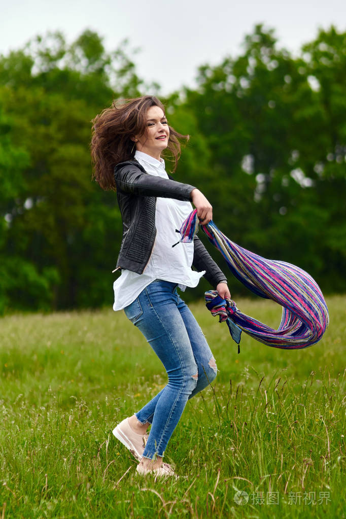 欢呼雀跃的女人
