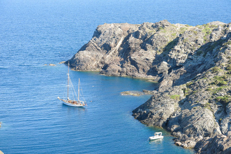 在法国和西班牙之间的地中海的帆船。章德德克，加泰罗尼亚，西班牙