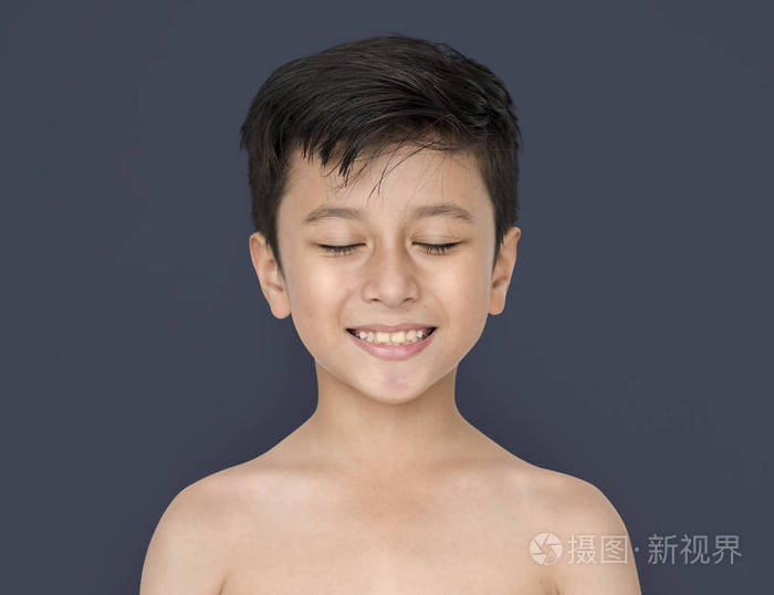 小男孩用赤裸的胸膛