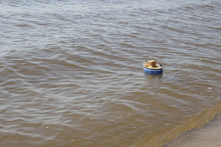 玩具船漂浮在水中
