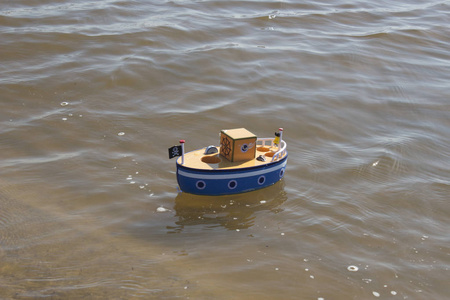 玩具船漂浮在水中