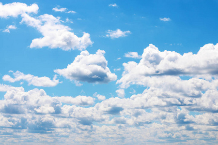美丽的积云漂浮在蓝色晴朗的天空在夏季的一天