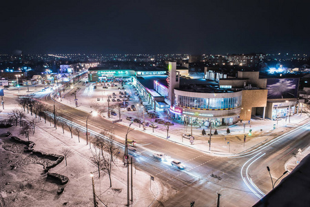 夜晚的城市在冬天空中图片