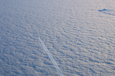 德国慕尼黑2017年1月21日 从另一架飞机上可以看到, 飞机在蓝天中飞行, 留下痕迹