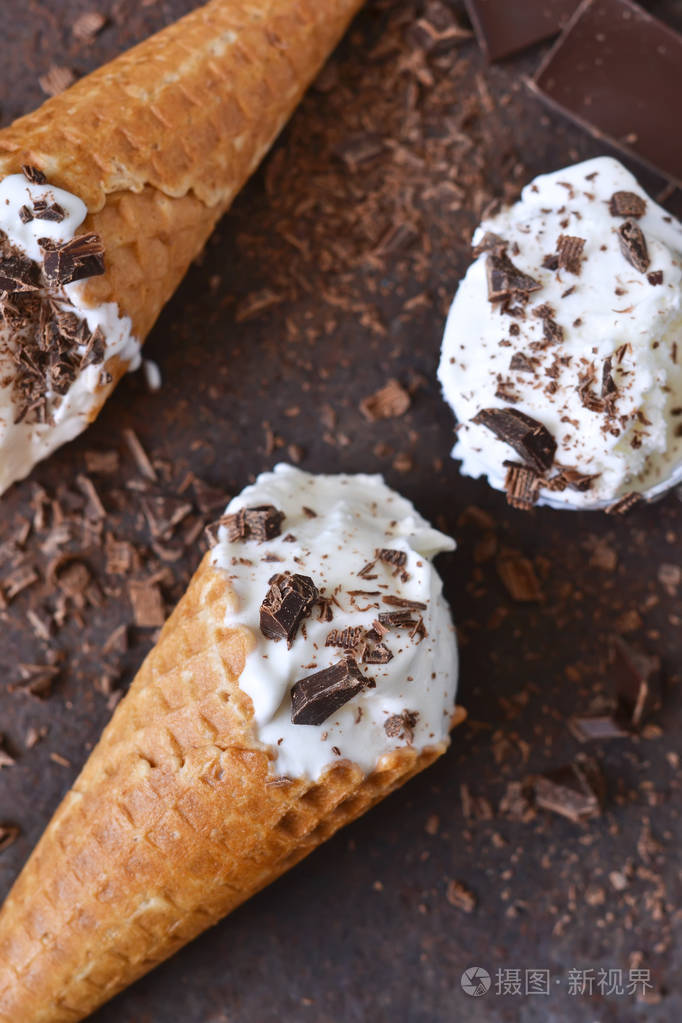 香草冰淇淋蛋筒巧克力对旧的grunge背景