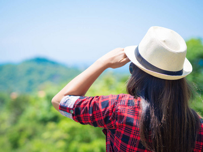 徒步旅行女人正看着励志山景观