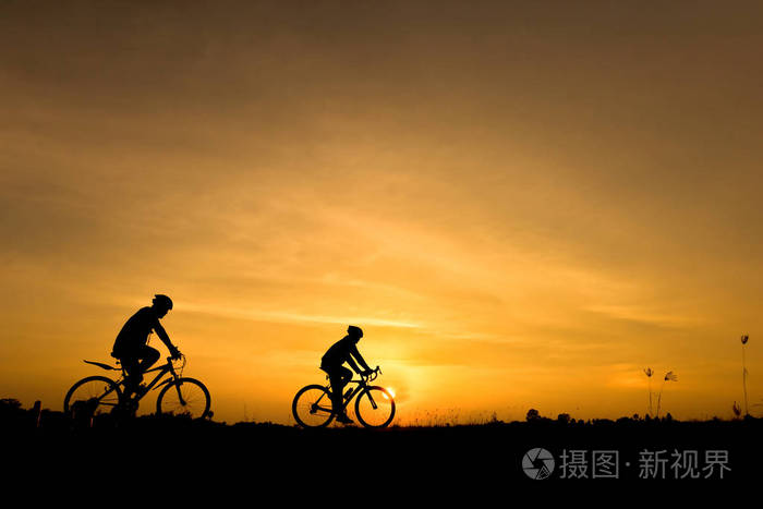 日落背景下骑自行车的剪影