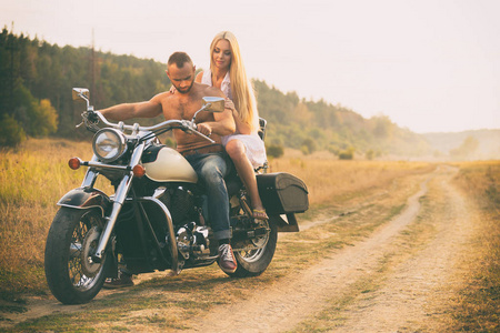 一辆摩托车在字段中的情侣