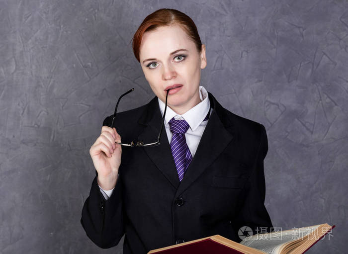 女律师拿着严肃的表情女人在大书勒芒西装领带眼镜等