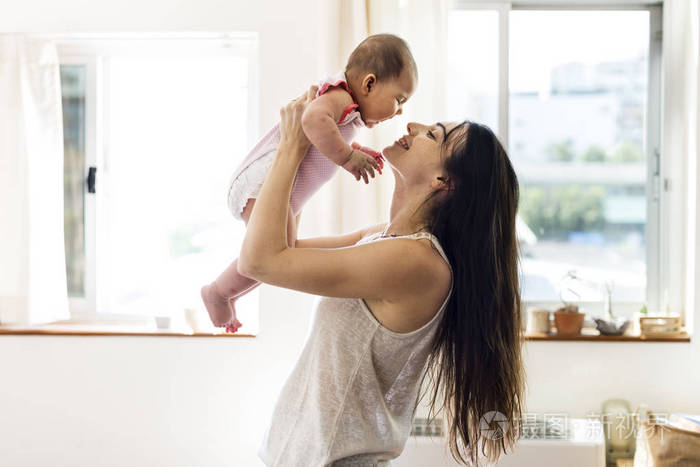 母亲抱着新生婴儿