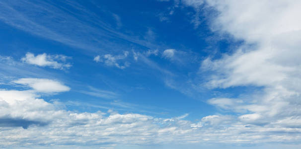 蓝蓝的天空背景与云
