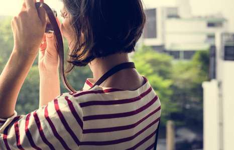 女人旅行用相机拍照