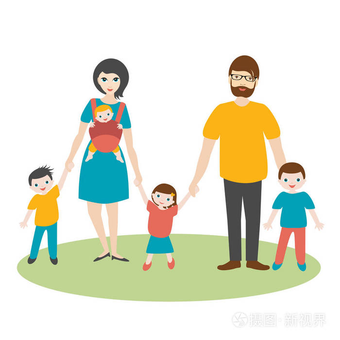 大家庭步行与儿童儿子女儿和新出生婴儿在婴儿承运人吊索