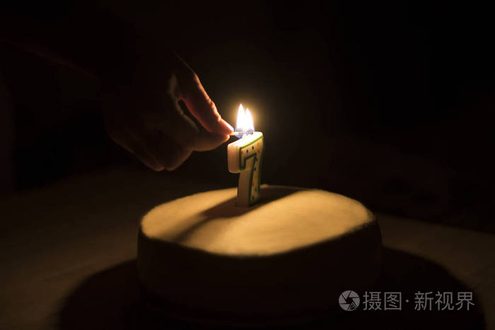 用一支蜡烛的生日蛋糕