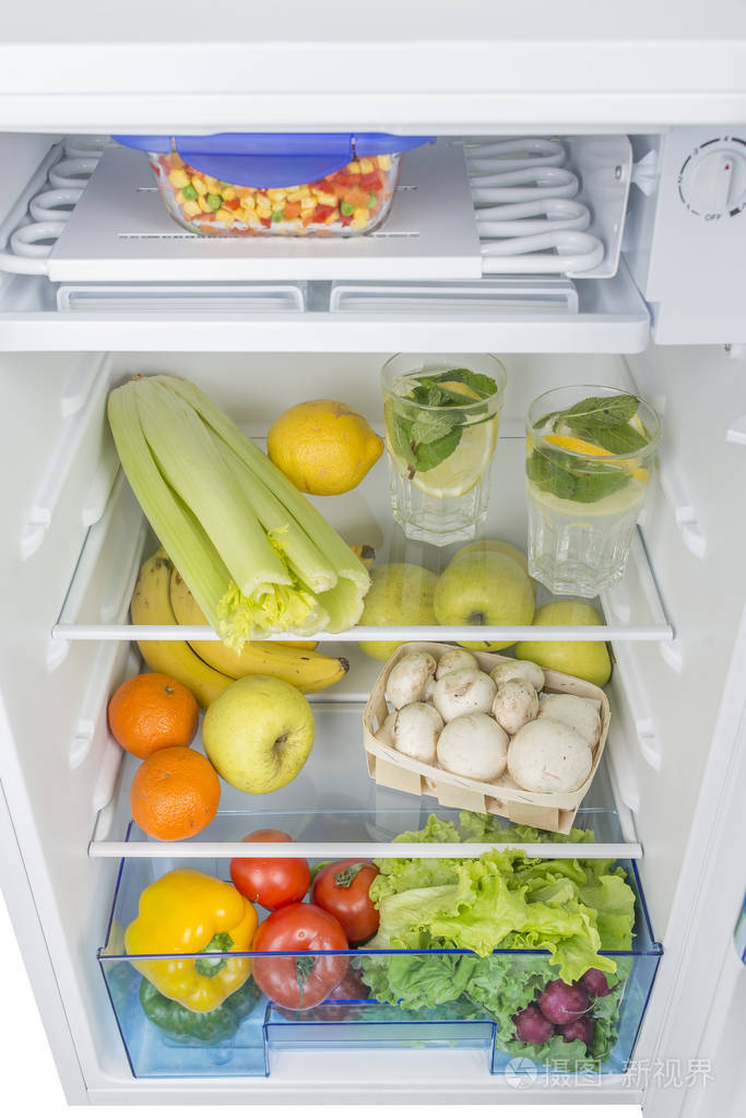 打开冰箱里充满了新鲜水果和蔬菜