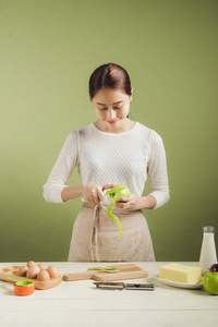 女人切青苹果