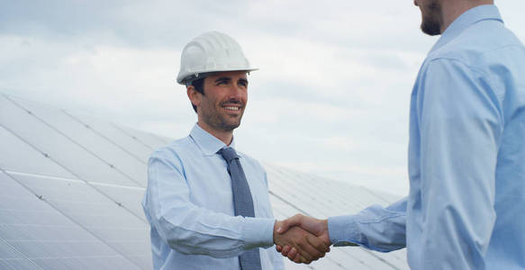 太阳能光伏板技术专家两个伙伴，远程控制执行常规操作，以监视系统使用清洁的可再生能源。远程支持技术的概念