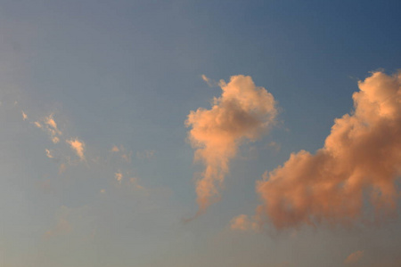 天空和云在黄昏的时刻