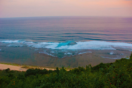 美丽的海滩，在日落的海景。乌鲁瓦图。印度尼西亚巴厘岛