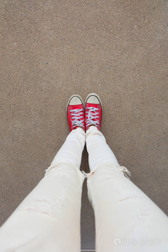 自拍照脚穿着红色运动鞋上混凝土楼板背景照片-正版商用图片0yd2pm-摄