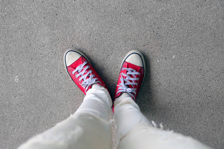 自拍照脚穿着红色运动鞋上混凝土楼板背景