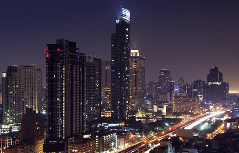 美丽照亮街道和都市全景照片