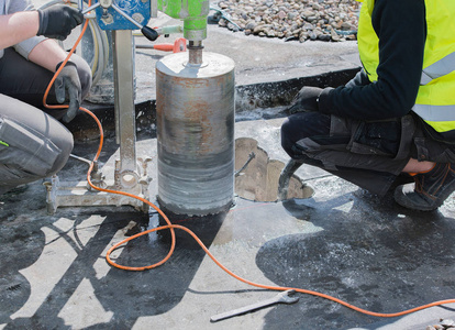 取芯钻探通过建筑物天花板进行通风的岩心钻井照片