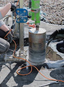 取芯钻探通过建筑物天花板进行通风的岩心钻井照片