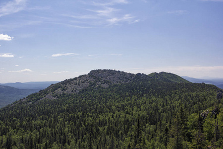 山脉和峭壁，南乌拉尔的全景。在山的夏天。查看从山上