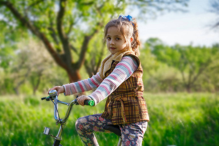 小女孩用她的自行车