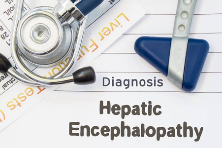 诊断肝性脑病。神经锤 听诊器和肝实验室测试躺在肝性脑病的标题与说明。胃肠病学和神经病学的概念