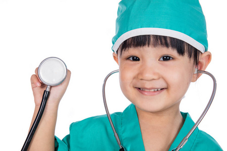 亚洲中国小女孩玩带着听诊器的医生