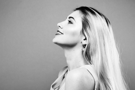 在工作室的完美女性脸的侧面图照片