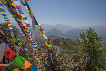 Namobuddha 寺附近祷告旗山