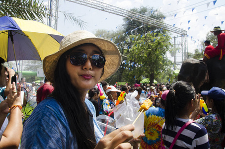 泰国人和外国人旅行玩和溅水图片