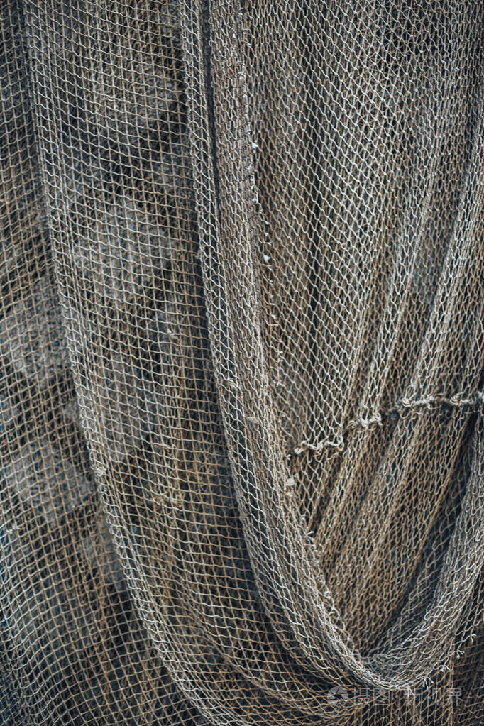 深绿色渔网压在栅栏上抽象背景