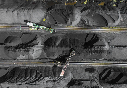 黑色的煤炭储量。探索和机器。从上面查看